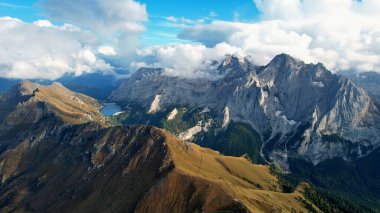 Dağ manzarası ve bulutlar İtalyan Dolomitlerinin yukarıdan görünüşü
