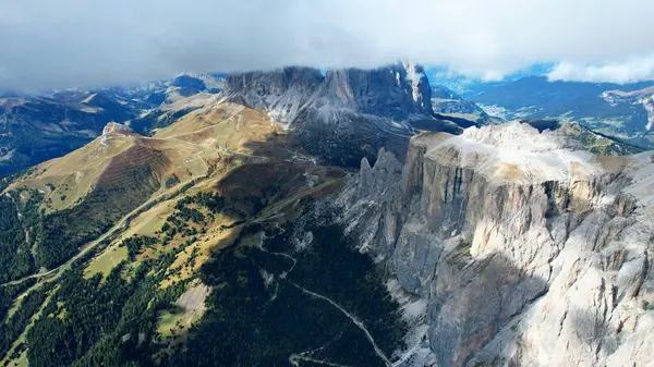 Dağ Manzarası Bulutlar Talyan Dolomitlerinin Yukarıdan Görünüşü — Stok fotoğraf