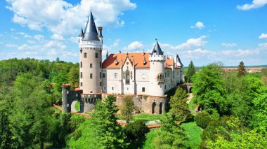 Yukarıdan romantik kale manzarası