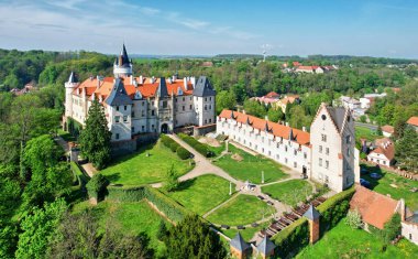 Yukarıdan romantik kale manzarası