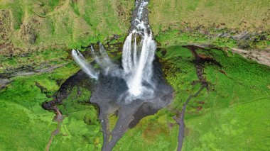 Yukarıdan gelen şelale manzarası soyut manzara yapısı resmi. İzlanda