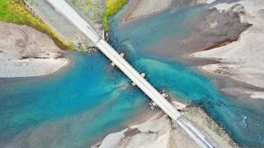 Yukarıdan mavi nehir manzaralı soyut manzara yapısı. İzlanda