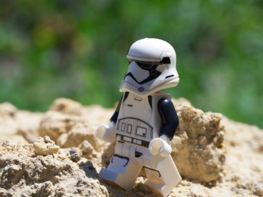 Chernihiv, Ukrayna, 13 Temmuz 2021. Bir Star Wars karakterinin plastik minyatür figürü. İmparatorluk Stormtrooper 'ı yakın plan. İllüstrasyon Editörü.