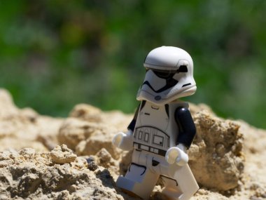 Chernihiv, Ukrayna, 13 Temmuz 2021. Bir Star Wars karakterinin plastik minyatür figürü. İmparatorluk Stormtrooper 'ı yakın plan. İllüstrasyon Editörü.
