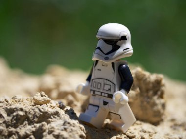 Chernihiv, Ukrayna, 13 Temmuz 2021. Bir Star Wars karakterinin plastik minyatür figürü. İmparatorluk Stormtrooper 'ı yakın plan. İllüstrasyon Editörü.