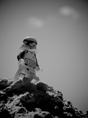 Chernihiv, Ukrayna, 13 Temmuz 2021. Yıldız Savaşları 'ndan kalma plastik bir imparatorluk askeri gökyüzü arka planına karşı. Minimuma yakın çekim. İllüstrasyon başyazısı. Siyah ve beyaz resim.