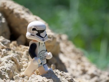Chernihiv, Ukrayna, 13 Temmuz 2021. Bir Star Wars karakterinin plastik minyatür figürü. İmparatorluk Stormtrooper 'ı yakın plan. İllüstrasyon Editörü.