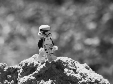 Chernihiv, Ukrayna, 13 Temmuz 2021. Bir Star Wars karakterinin plastik minyatür figürü. İmparatorluk Stormtrooper 'ı yakın plan. İllüstrasyon Editörü.