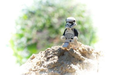 Chernihiv, Ukrayna, 13 Temmuz 2021. Bir Star Wars karakterinin plastik minyatür figürü. İmparatorluk Stormtrooper 'ı yakın plan. İllüstrasyon Editörü.