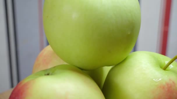 Μερικά Πράσινα Μήλα Περιστρέφονται Αργά Μακροσκοπικό Βίντεο — Αρχείο Βίντεο