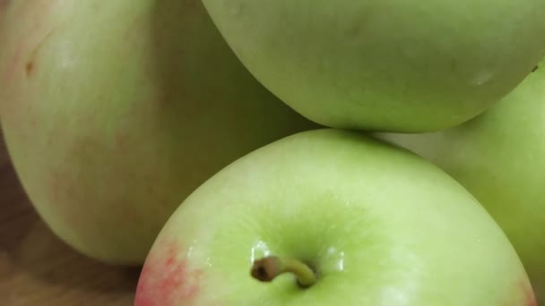 Wet Green Apples Close Rotation Ripe Fruits Macro Video — Stock Video