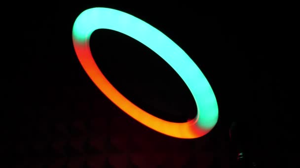 Lâmpada Rgb Anel Brilha Com Luzes Vermelhas Verdes — Vídeo de Stock