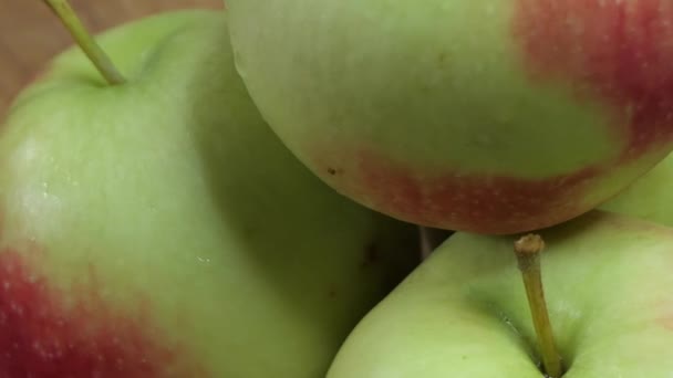 Wet Green Apples Close Rotation Ripe Fruits Macro Video — Stock Video