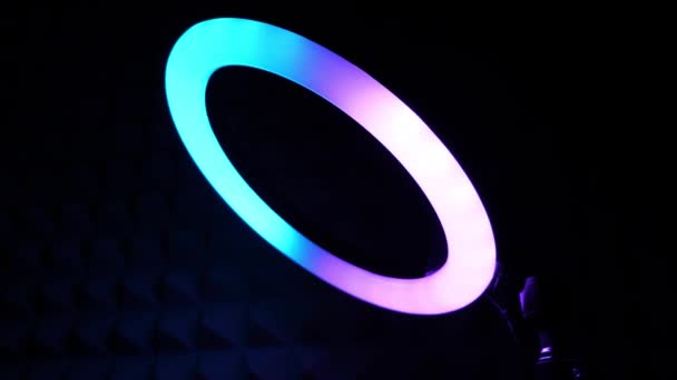 Rgb Lambası Turkuaz Leylak Renginde Yanıp Sönüyor Renkli Işık — Stok video