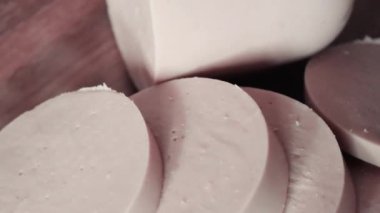 Haşlanmış sosis parçaları, yakın çekim video. Yemekler dönüyor..