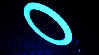 Parlak yüzük rgb lambası. Karanlık bir odada çok renkli bir ışık, yakın plan..