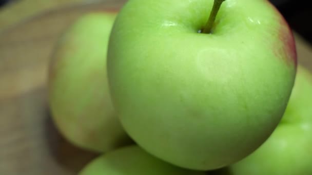 Manzanas Húmedas Giran Video Primer Plano Fruta Madura — Vídeo de stock