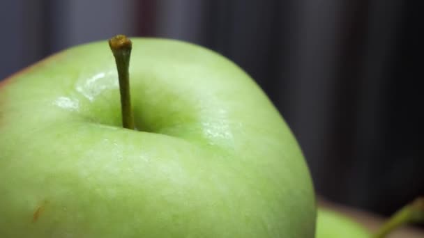 Ett Blött Äpple Roterar Långsamt Närbild Video — Stockvideo