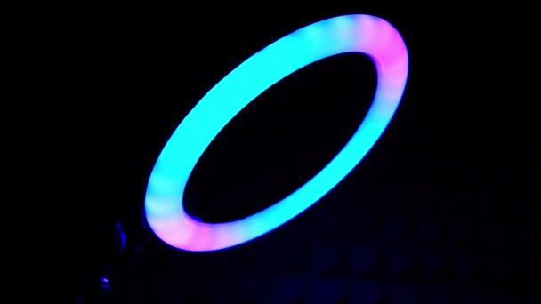 Δαχτυλίδι Rgb Λαμπτήρα Τρεμοπαίζει Τιρκουάζ Και Λιλά Πολύχρωμο Φως — Αρχείο Βίντεο