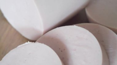 Haşlanmış sosis parçaları, yakın çekim video. Yemekler dönüyor..