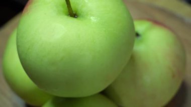 Islak elmalar döner, yakın çekim video. Olgun meyve.