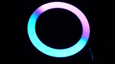 RGB lambası turkuaz ve leylak renginde yanıp sönüyor. Renkli ışık.