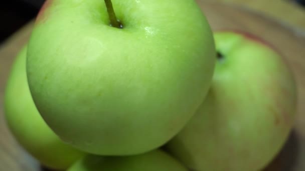 Υγρά Μήλα Περιστρέφονται Κοντινό Βίντεο Ώριμα Φρούτα — Αρχείο Βίντεο