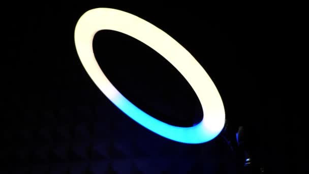 Luminous Ring Rgb Lamp Разноцветный Свет Темной Комнате Крупным Планом — стоковое видео