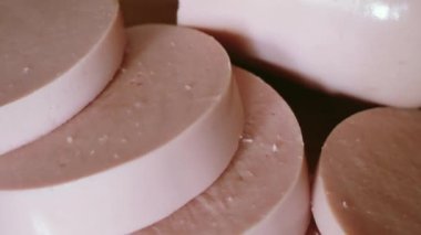 Haşlanmış sosis parçaları, yakın çekim video. Yemekler dönüyor..