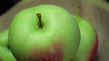 Islak elmalar döner, yakın çekim video. Olgun meyve.