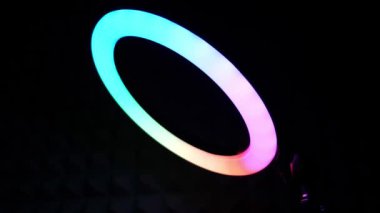 Parlak yüzük rgb lambası. Karanlık bir odada çok renkli bir ışık, yakın plan..