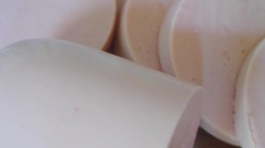 Haşlanmış sosis parçaları, yakın çekim video. Yemekler dönüyor..