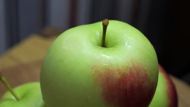 Manzanas Húmedas Giran Video Primer Plano Fruta Madura — Vídeos de Stock