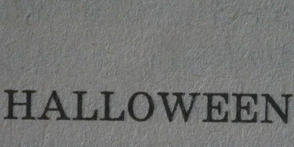 Das Wort Halloween Ist Auf Ein Blatt Papier Gedruckt Großaufnahme — Stockfoto