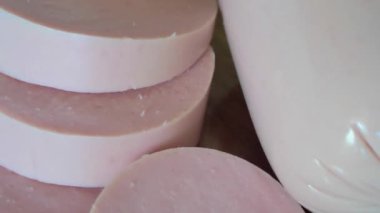 Haşlanmış sosis parçaları, yakın çekim video. Yemekler dönüyor..