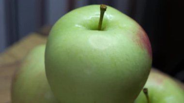 Islak elmalar döner, yakın çekim video. Olgun meyve.