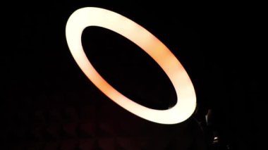 Parlak yüzük rgb lambası. Karanlık bir odada çok renkli bir ışık, yakın plan..
