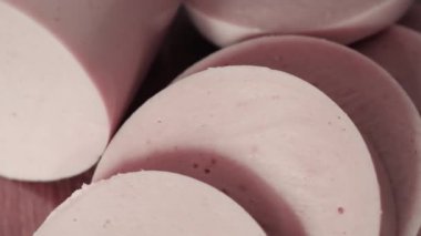 Haşlanmış sosis parçaları, yakın çekim video. Yemekler dönüyor..