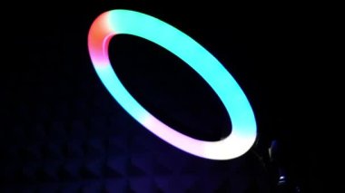 Parlak yüzük rgb lambası. Karanlık bir odada çok renkli bir ışık, yakın plan..