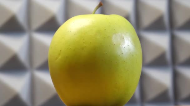 Golden Delicious 미국에서 인기있는 품종중 인노란 사과이다 하나를 클로즈업 사이드 — 비디오