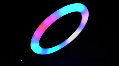 Parlak yüzük rgb lambası. Karanlık bir odada çok renkli bir ışık, yakın plan..
