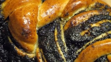 Reçelli çörek ve haşhaş tohumları, yakın çekim video.