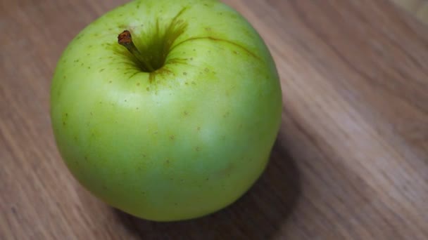 One Apple Reinette Simirenko Variety Video Green Apple Close — Stock Video