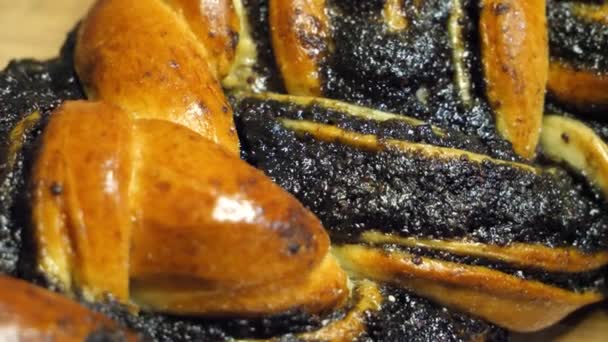 Haşhaş Tohumlarıyla Doldurulmuş Tatlı Çörek Somun Yakın Plan — Stok video