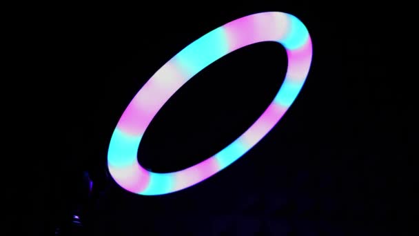 Φωτεινό Δαχτυλίδι Rgb Λαμπτήρα Πολύχρωμο Φως Σκοτεινό Δωμάτιο Κοντινό Πλάνο — Αρχείο Βίντεο