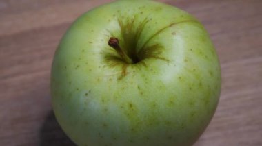 Bir adet Reinette Simirenko elması, video. Yeşil elma yaklaş..
