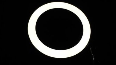 Parlak yüzük rgb lambası. Karanlık bir odada çok renkli bir ışık, yakın plan..