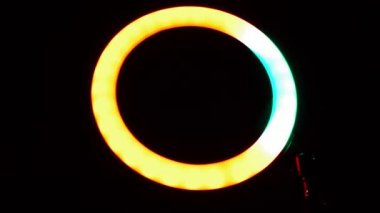 Parlak yüzük rgb lambası. Karanlık bir odada çok renkli bir ışık, yakın plan..