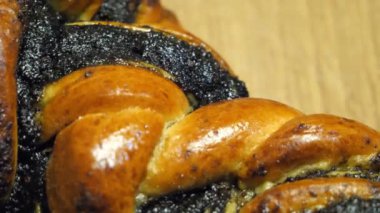Haşhaş tohumlarıyla doldurulmuş tatlı çörek. Somun yakın plan..