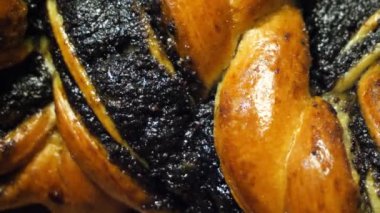 Haşhaş tohumlarıyla doldurulmuş tatlı çörek. Somun yakın plan..